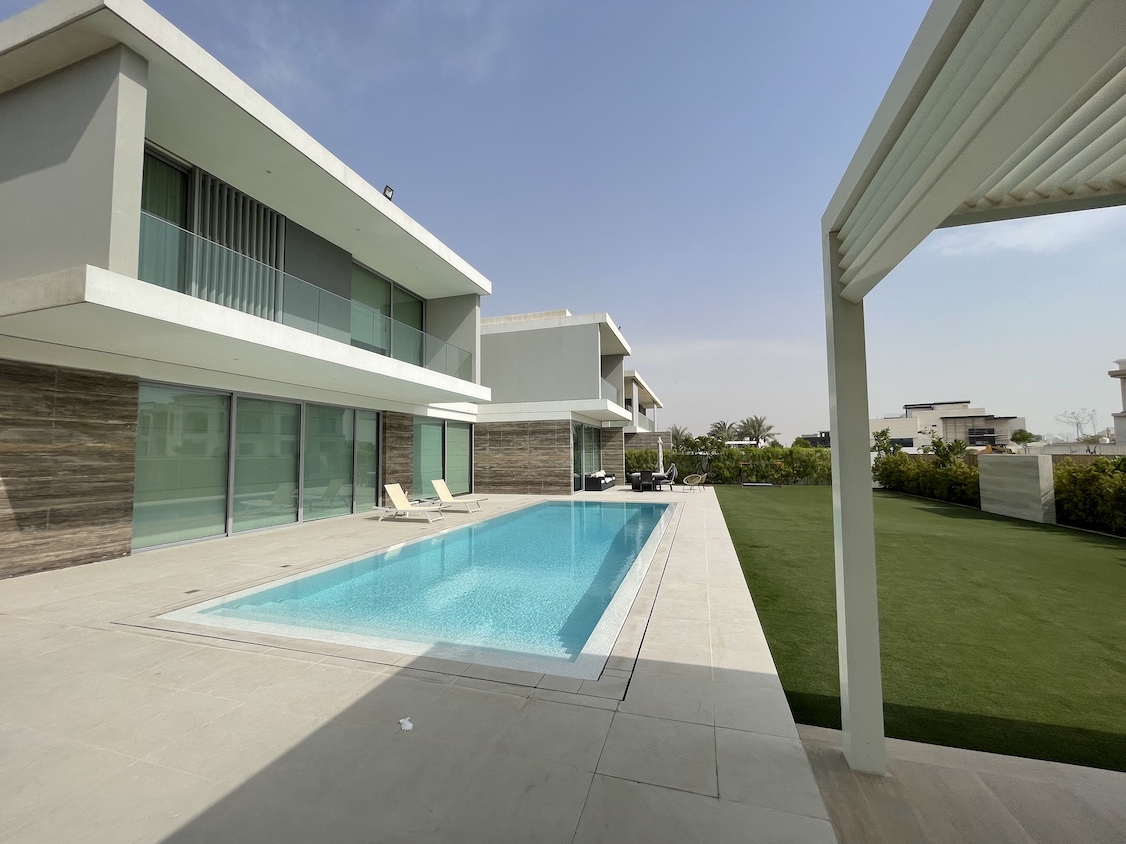 Luxury Overflow White Pearl Mirror Pool | Dubai Hills Dubai