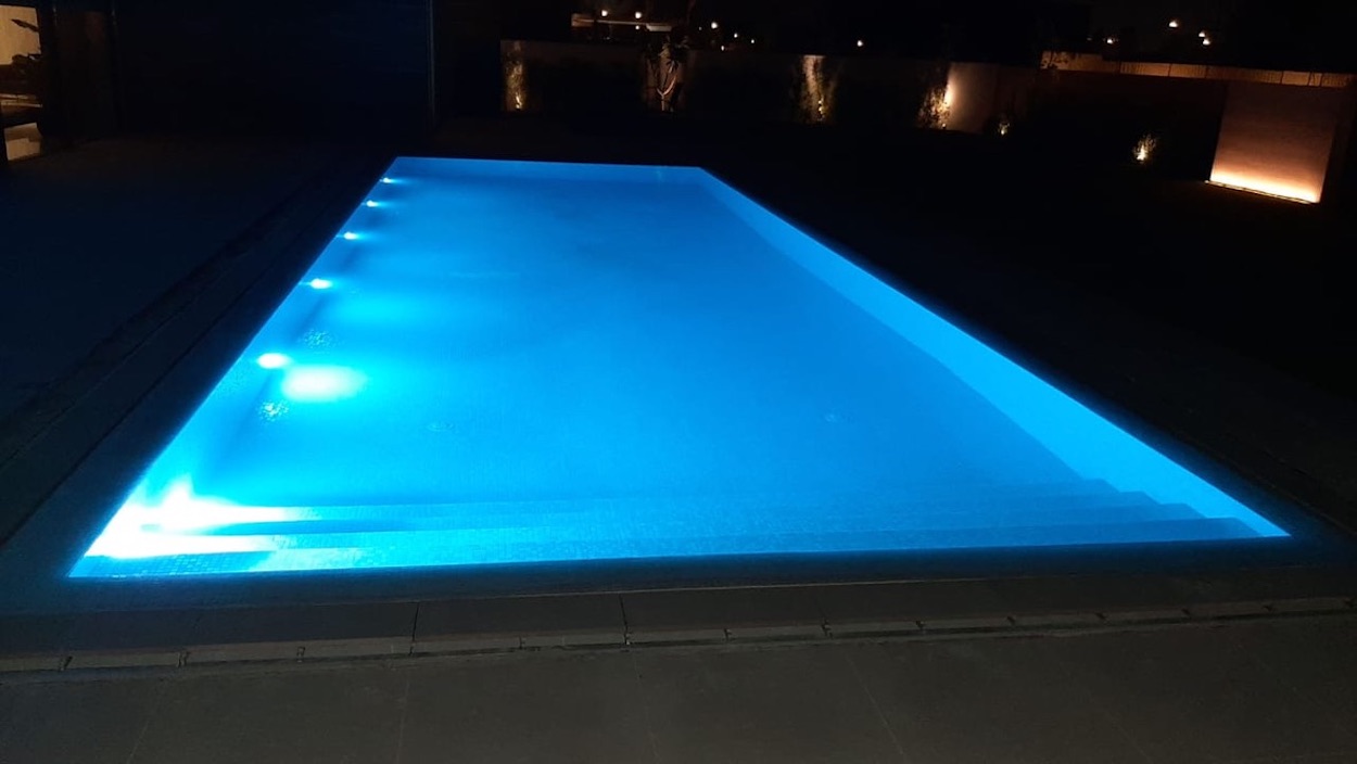 Luxury Overflow White Pearl Mirror Pool | Dubai Hills Dubai