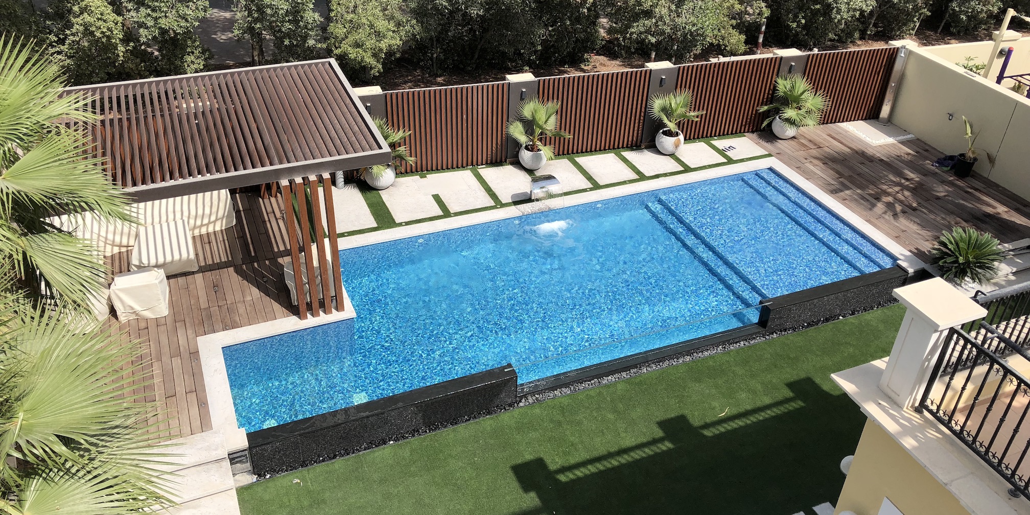 Luxury Infinity Pool with Acrylic Wall | Jumeirah Park Dubai