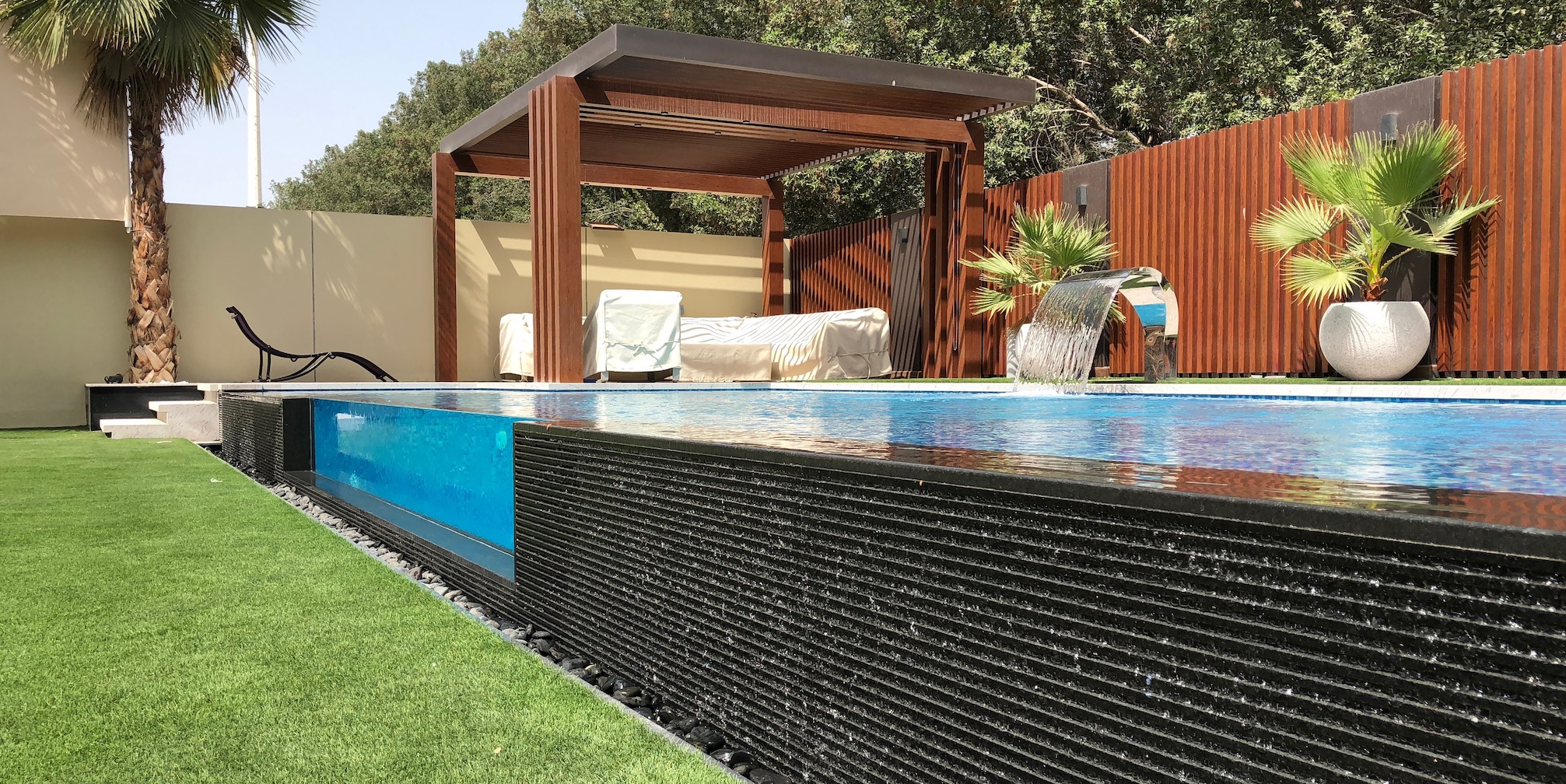 Luxury Infinity Pool with Acrylic Wall | Jumeirah Park Dubai
