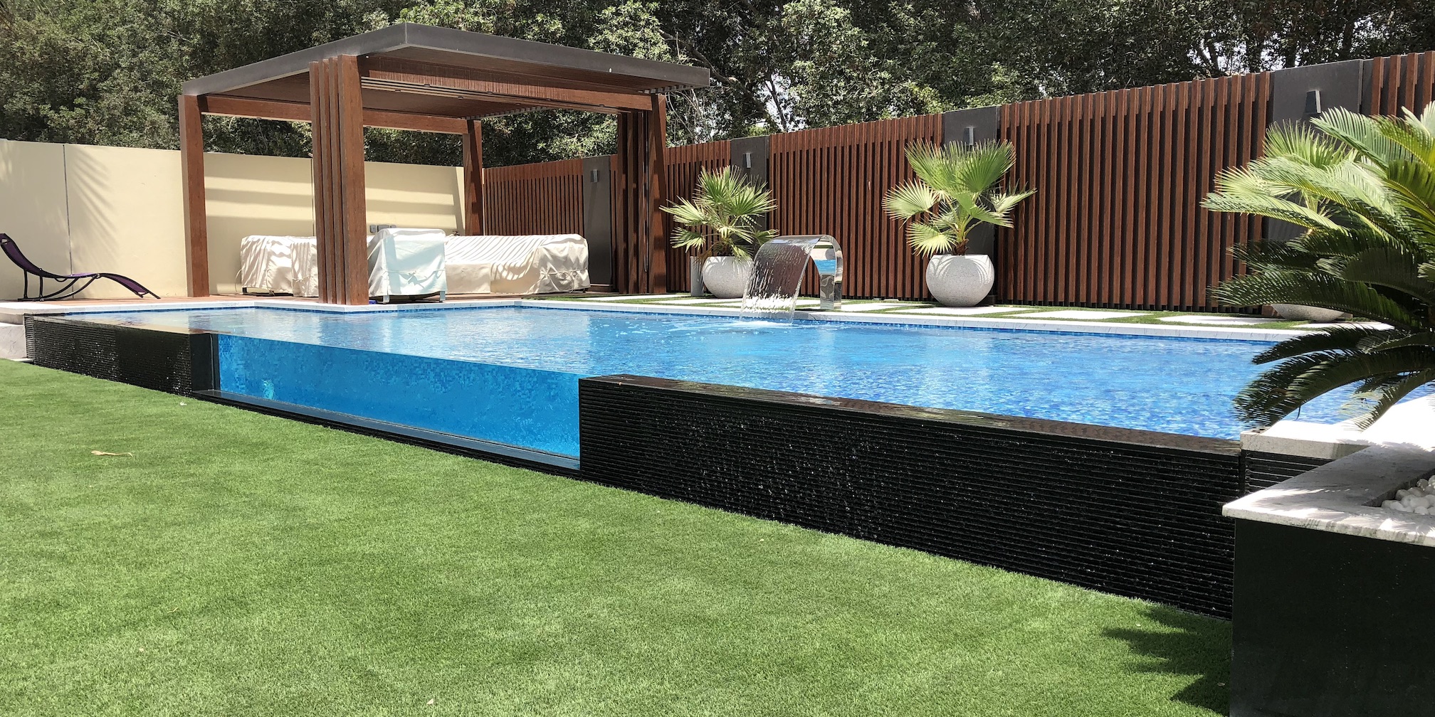 Luxury Infinity Pool with Acrylic Wall | Jumeirah Park Dubai