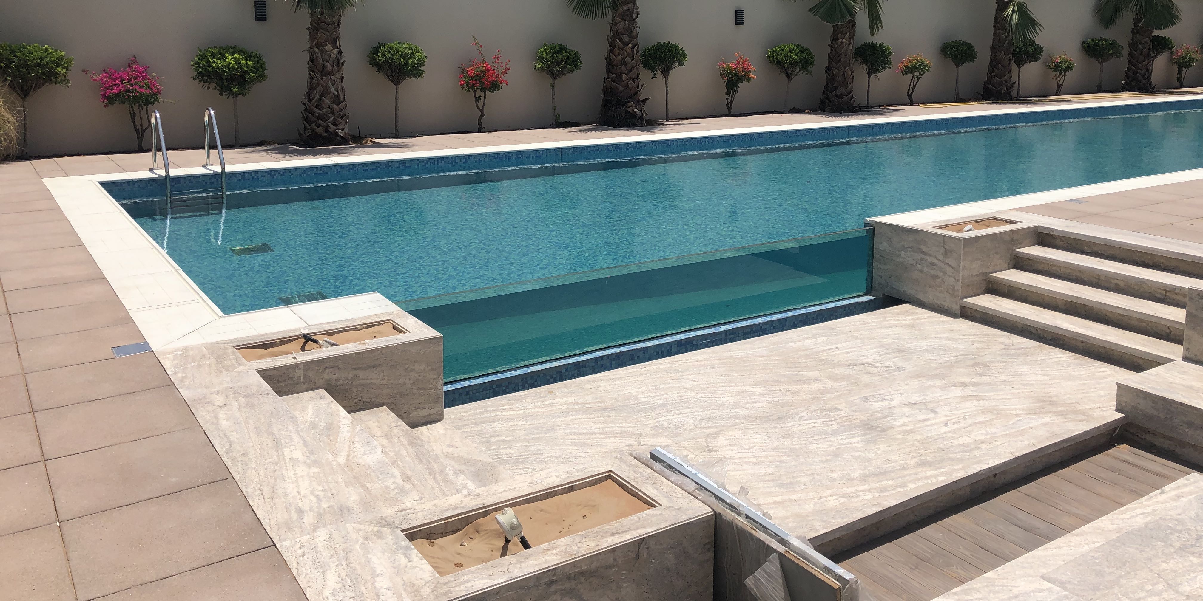 Overflow Pool Transparent Wall