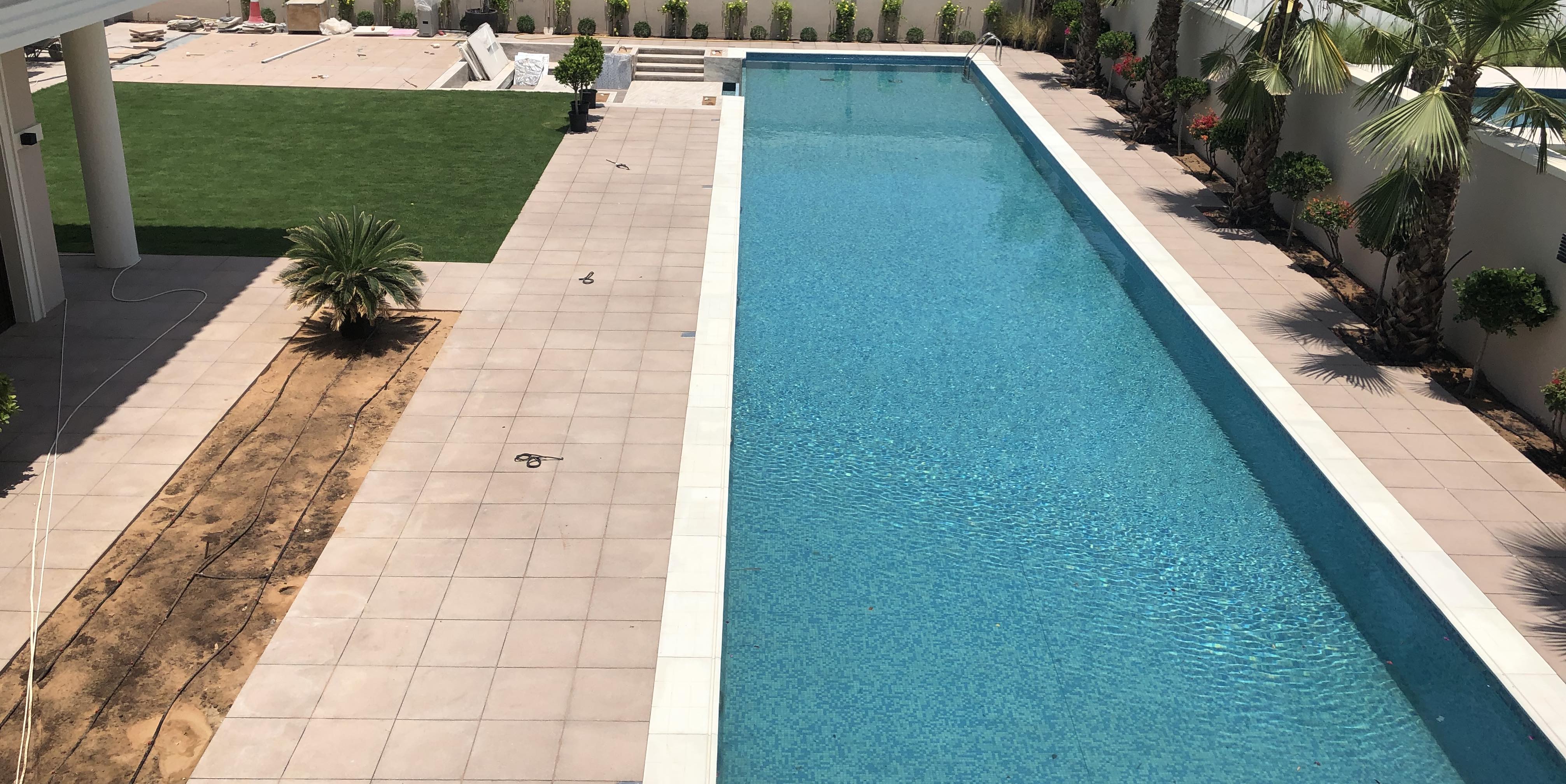 Overflow Pool Transparent Wall