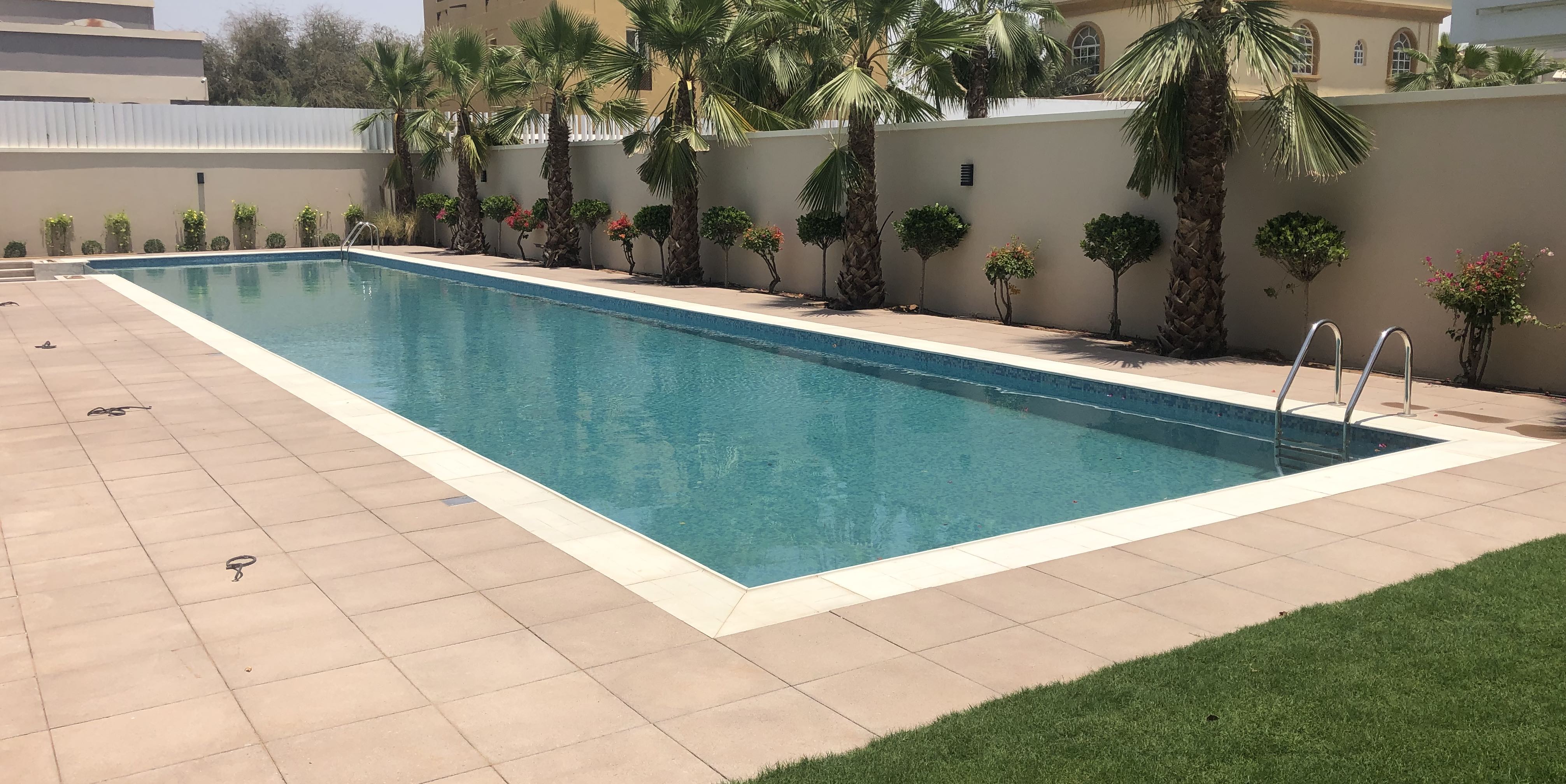 Overflow Pool Transparent Wall