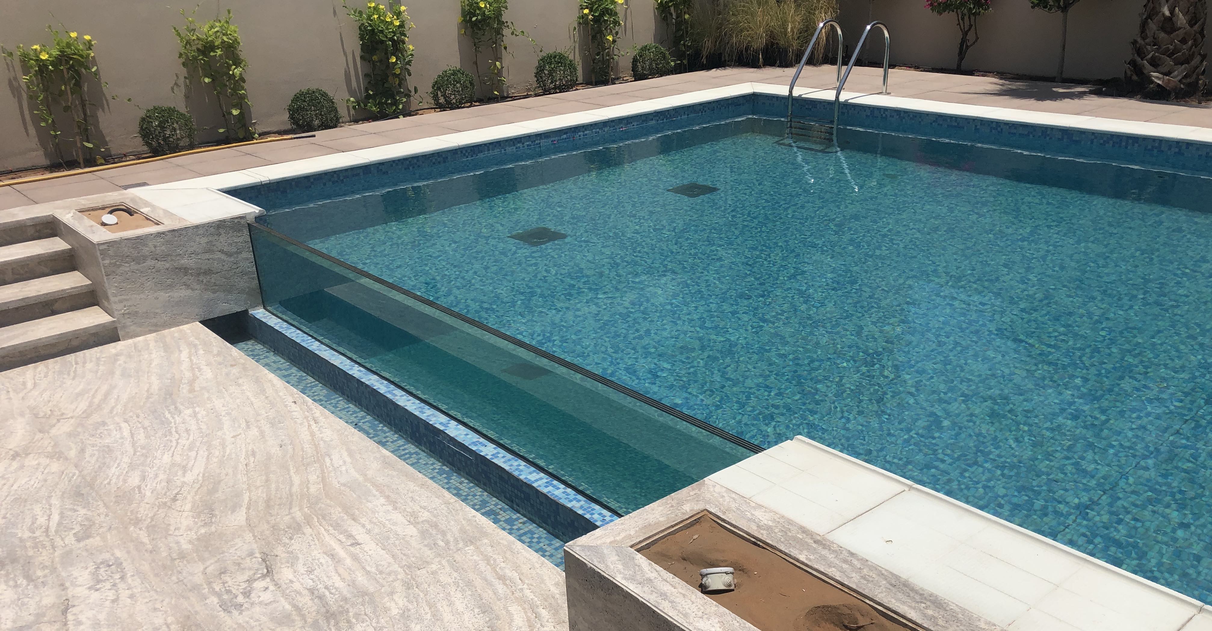Overflow Pool Transparent Wall
