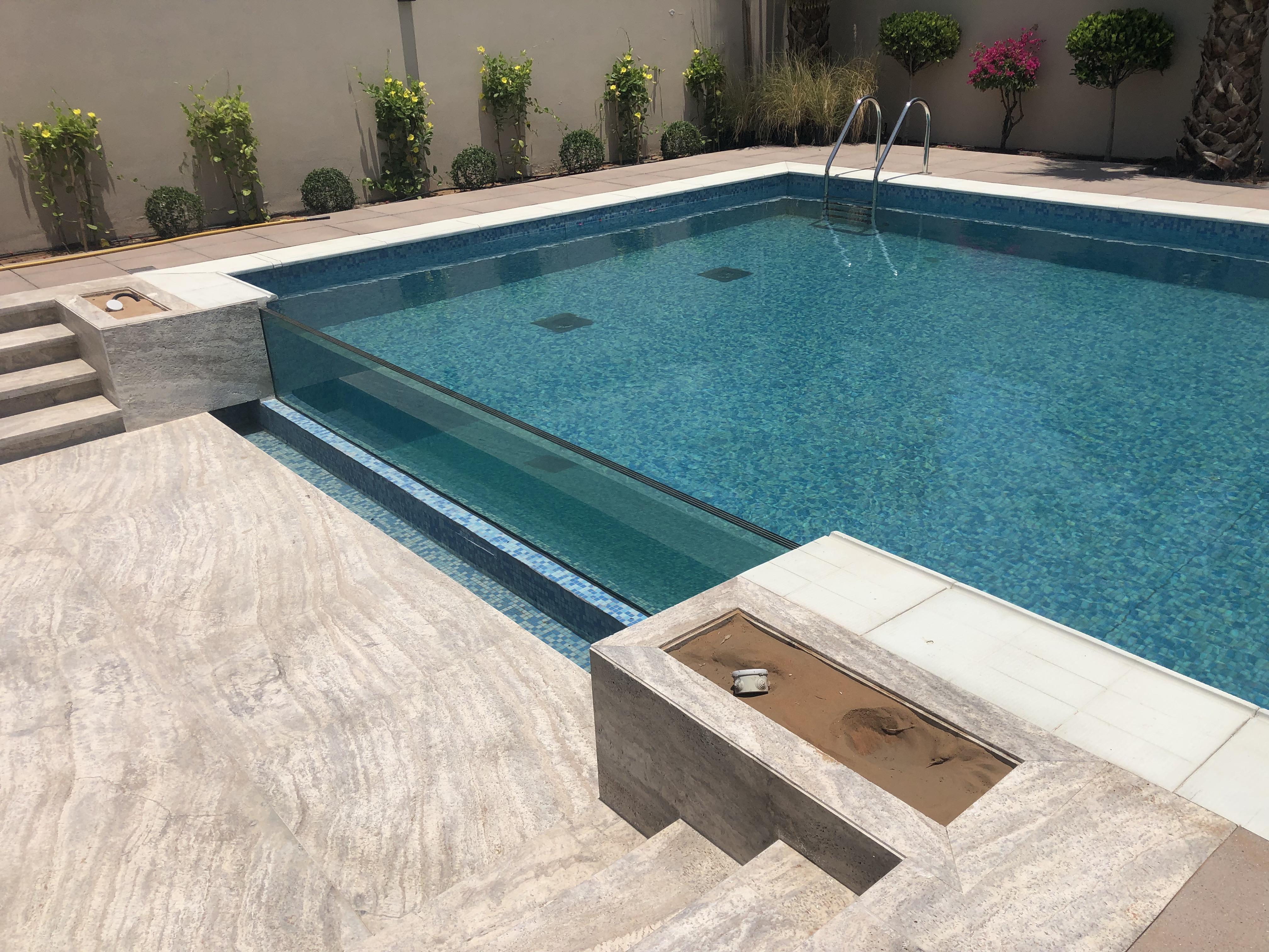Overflow Pool Transparent Wall