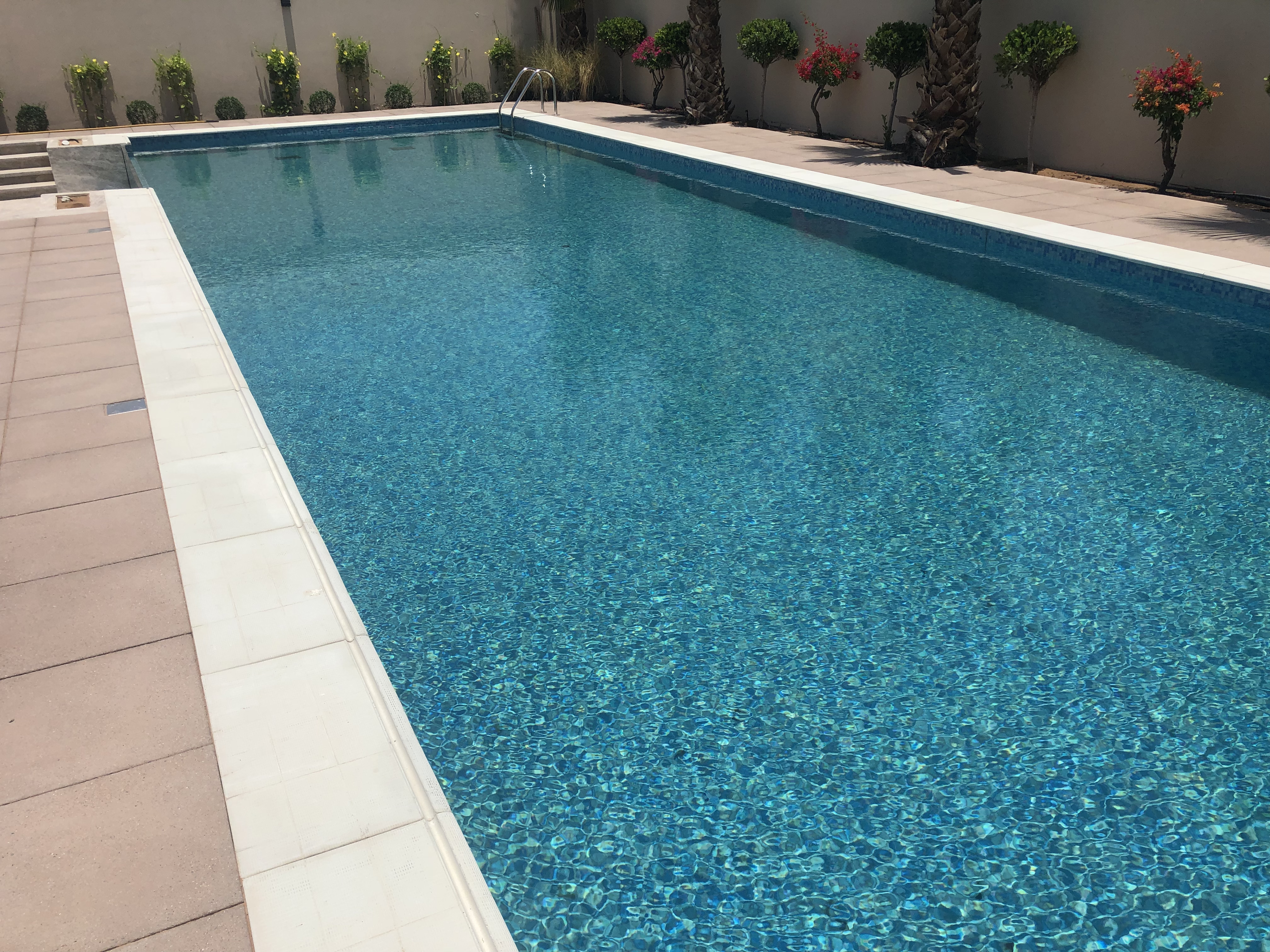 Overflow Pool Transparent Wall