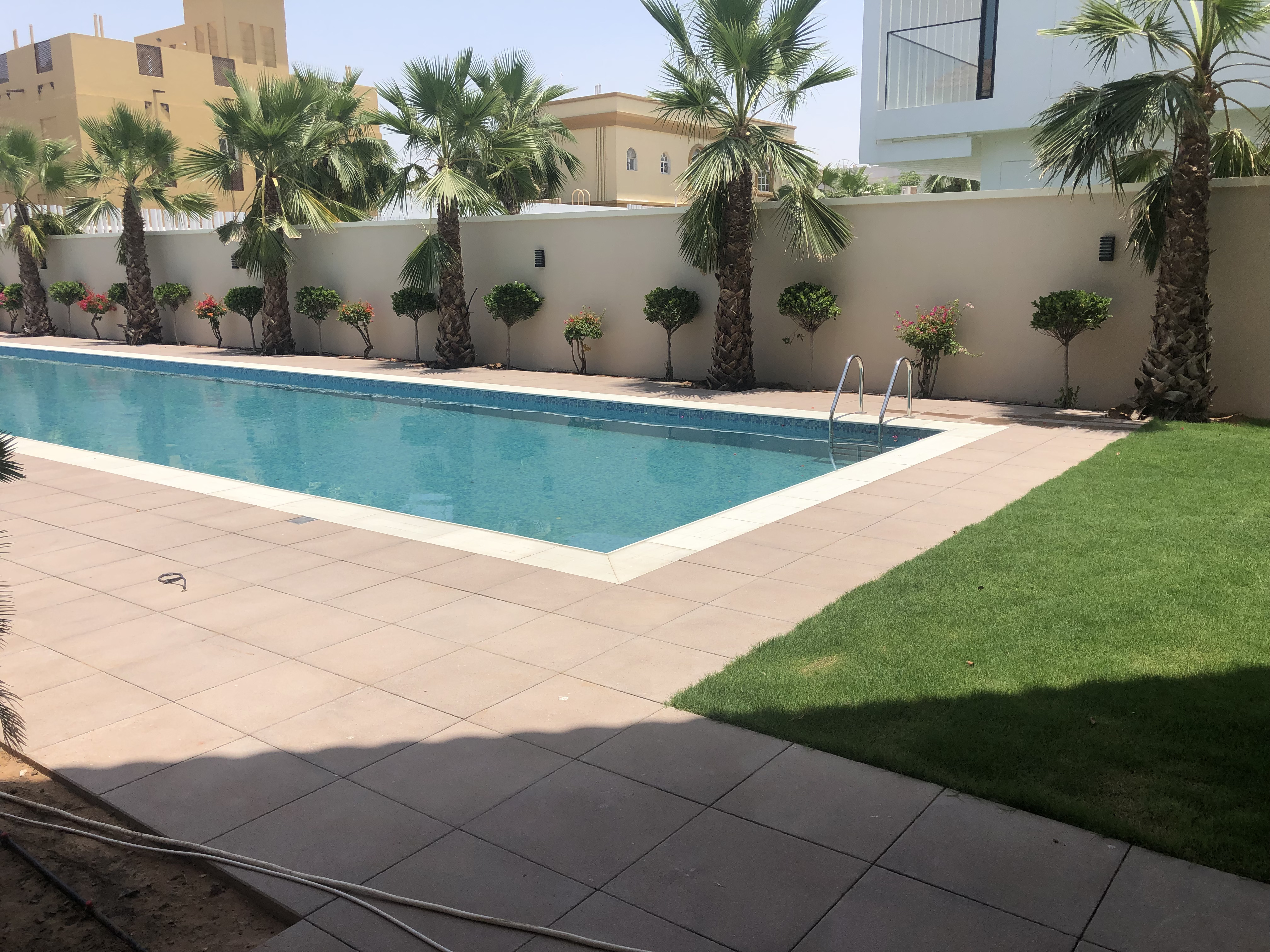 Overflow Pool Transparent Wall