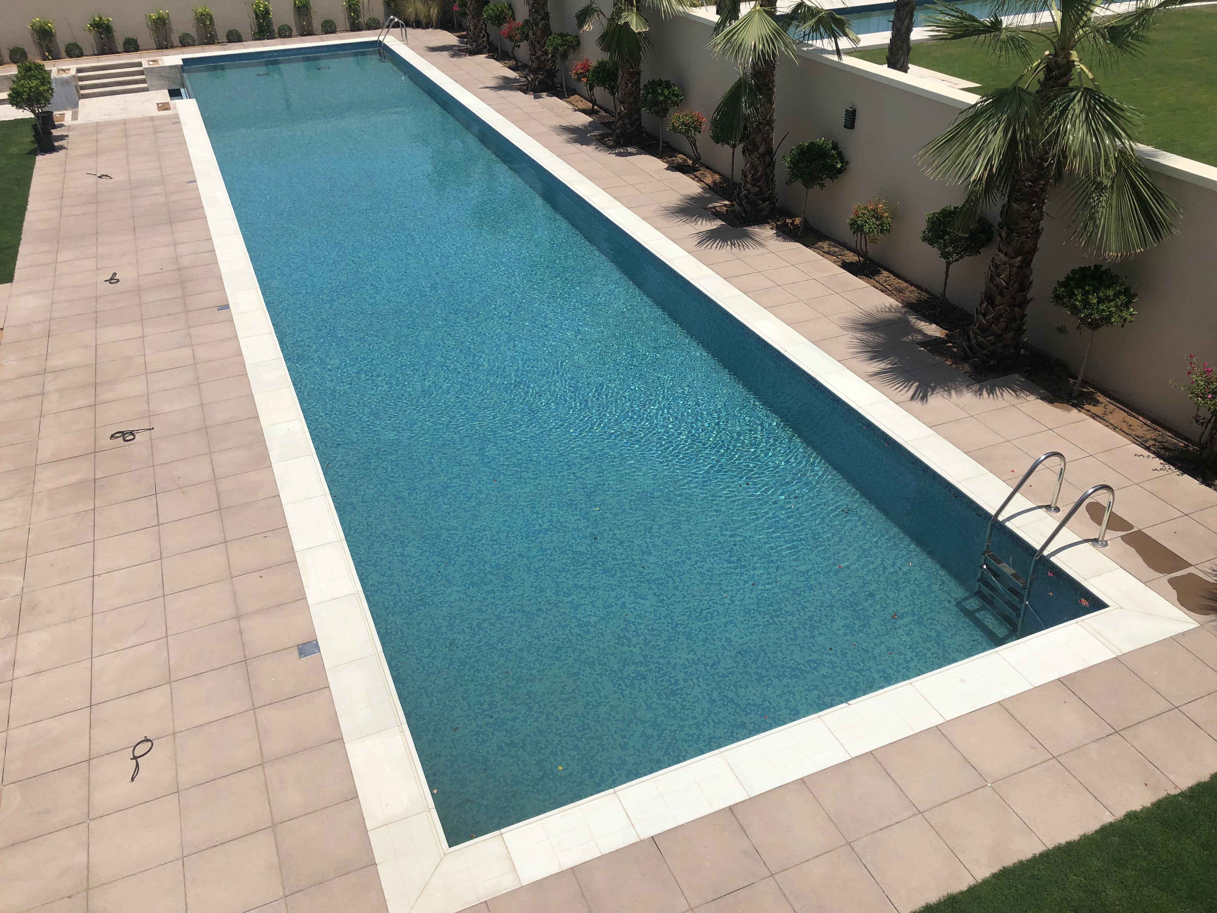 Overflow Pool Transparent Wall