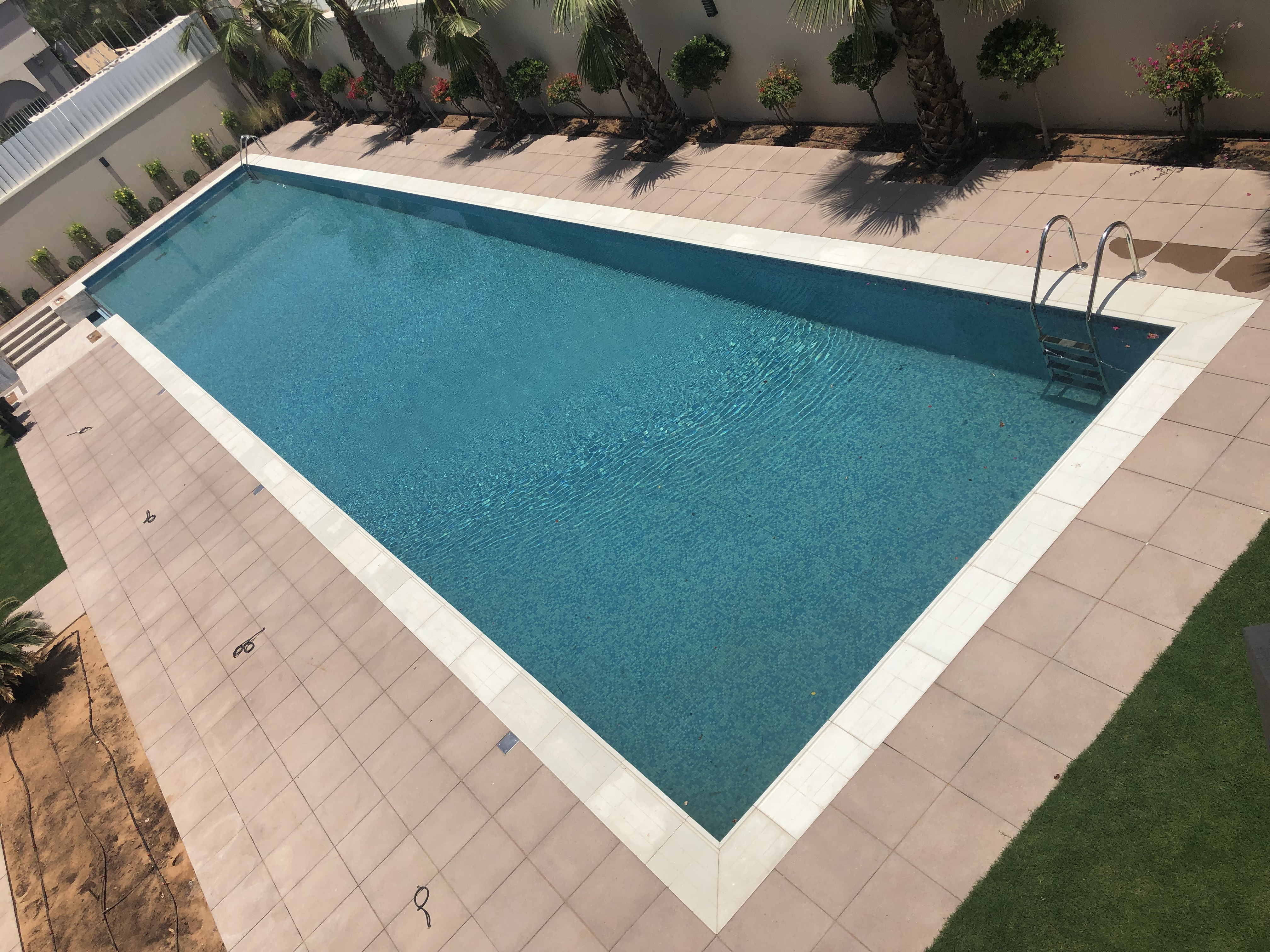 Overflow Pool Transparent Wall