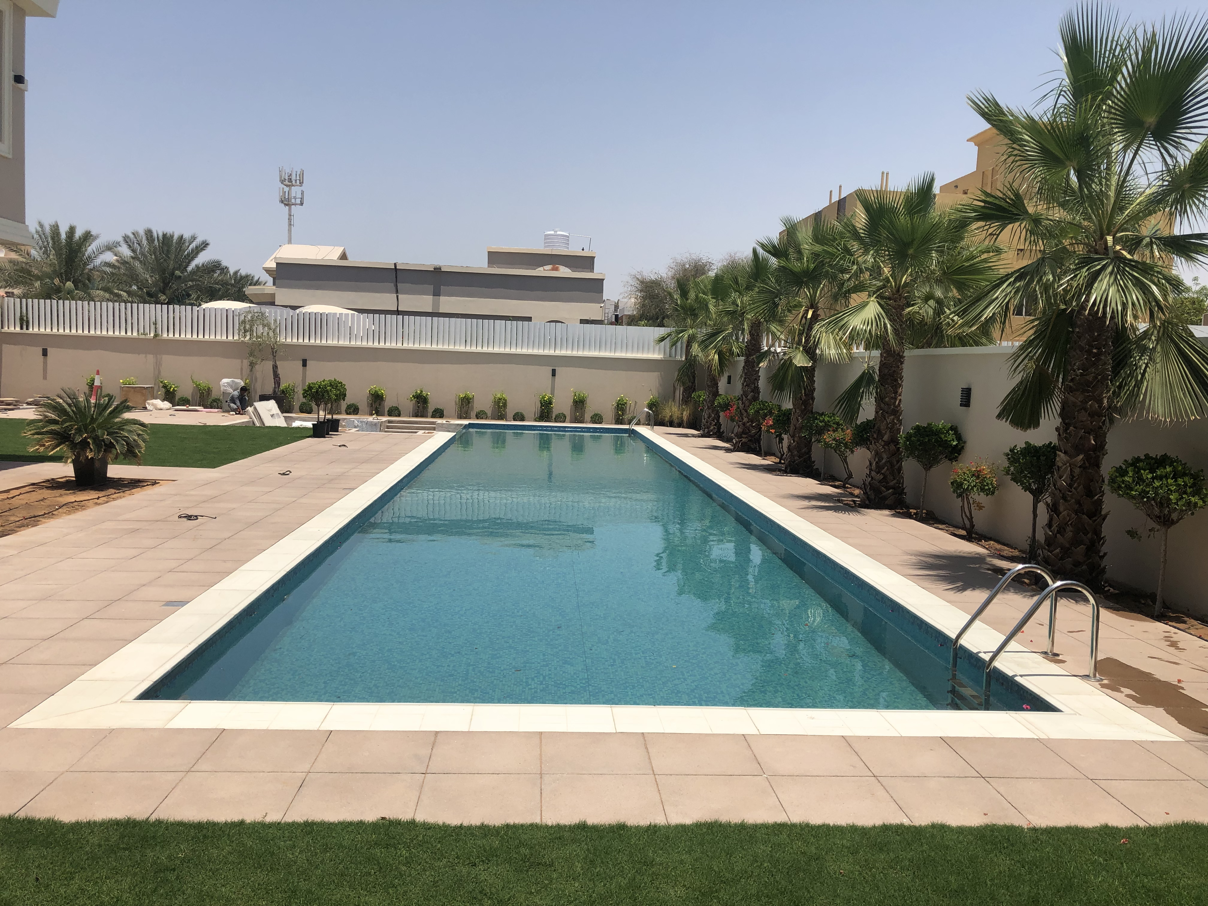 Overflow Pool Transparent Wall