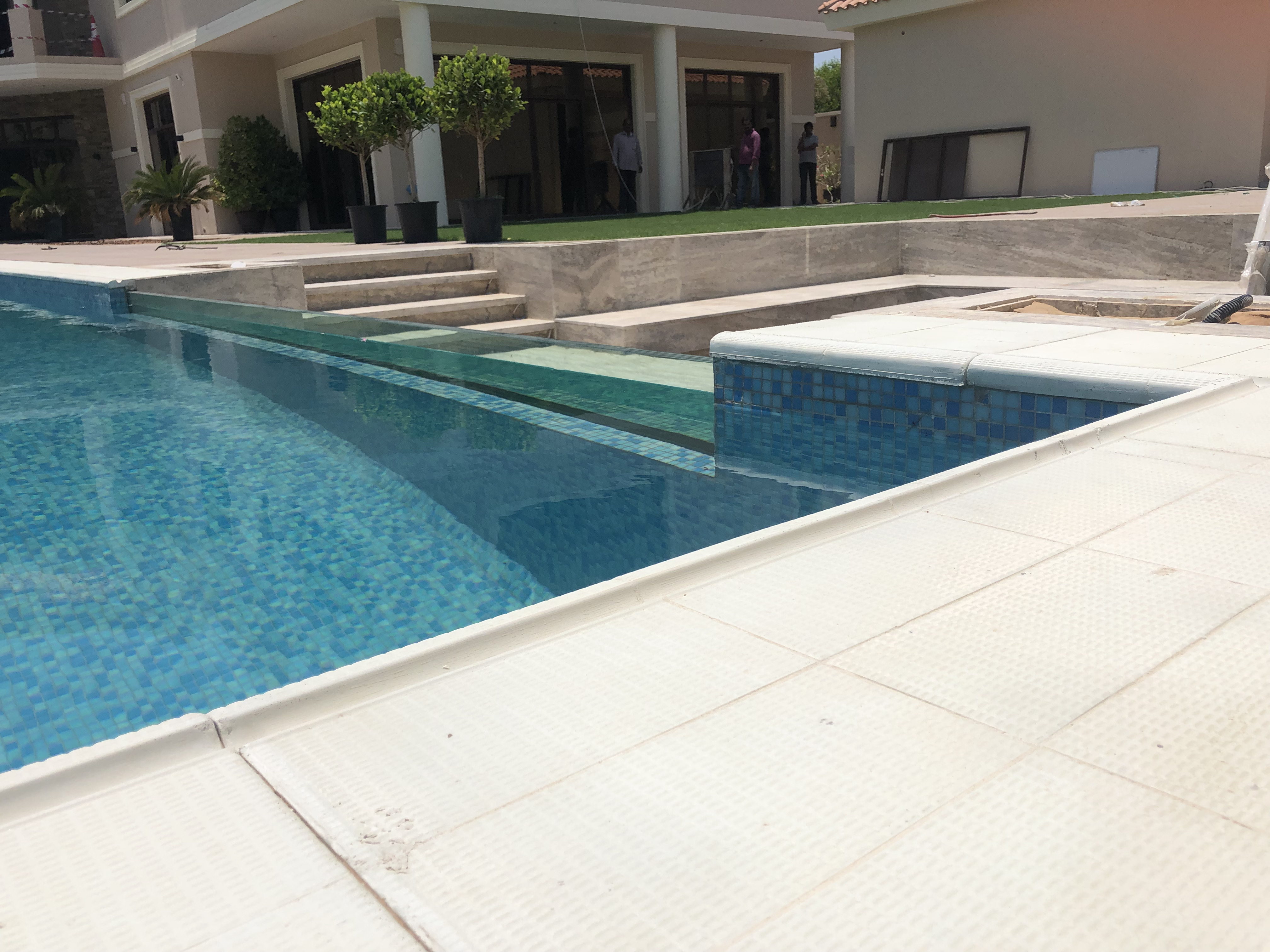 Overflow Pool Transparent Wall