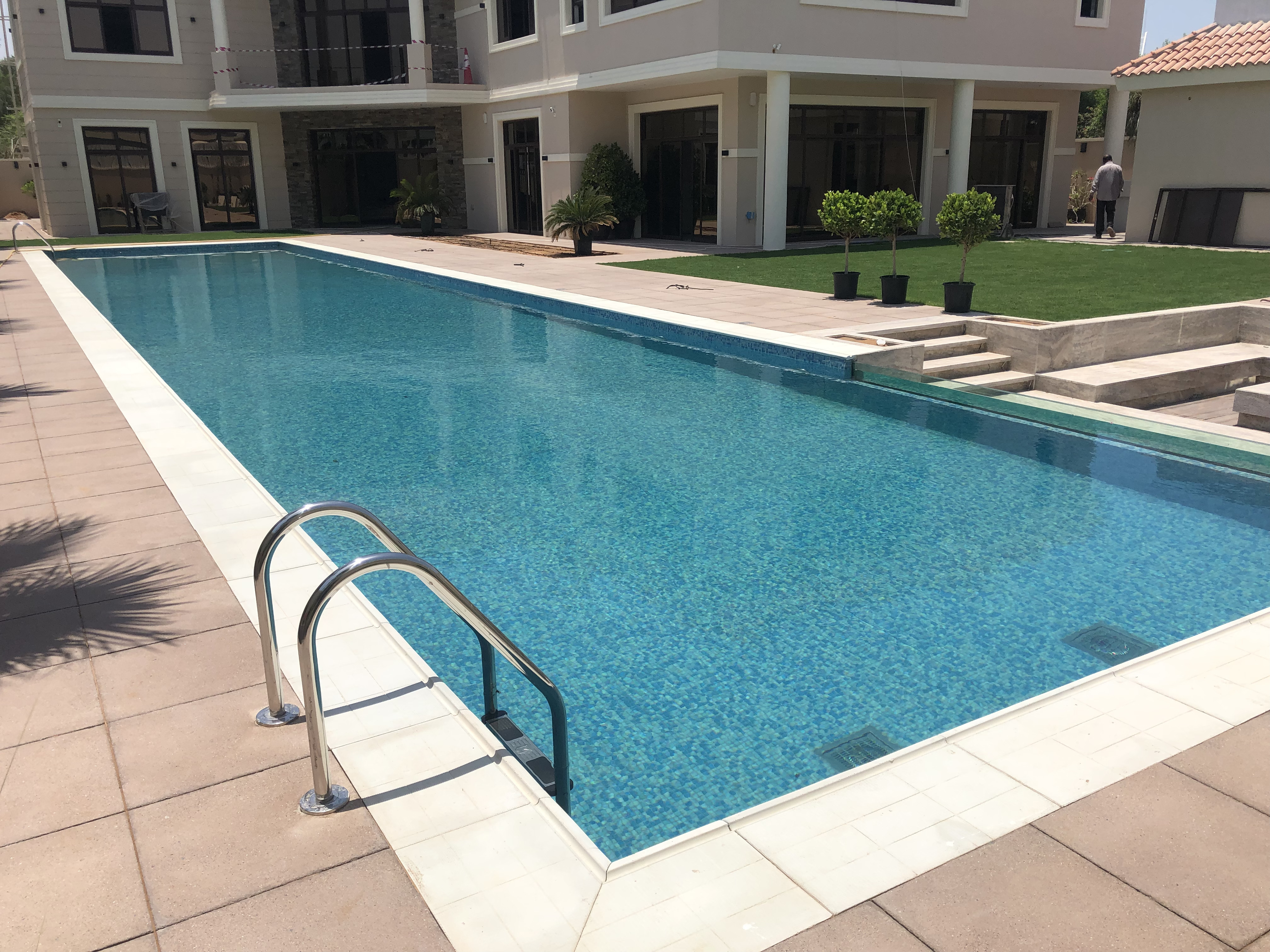 Overflow Pool Transparent Wall