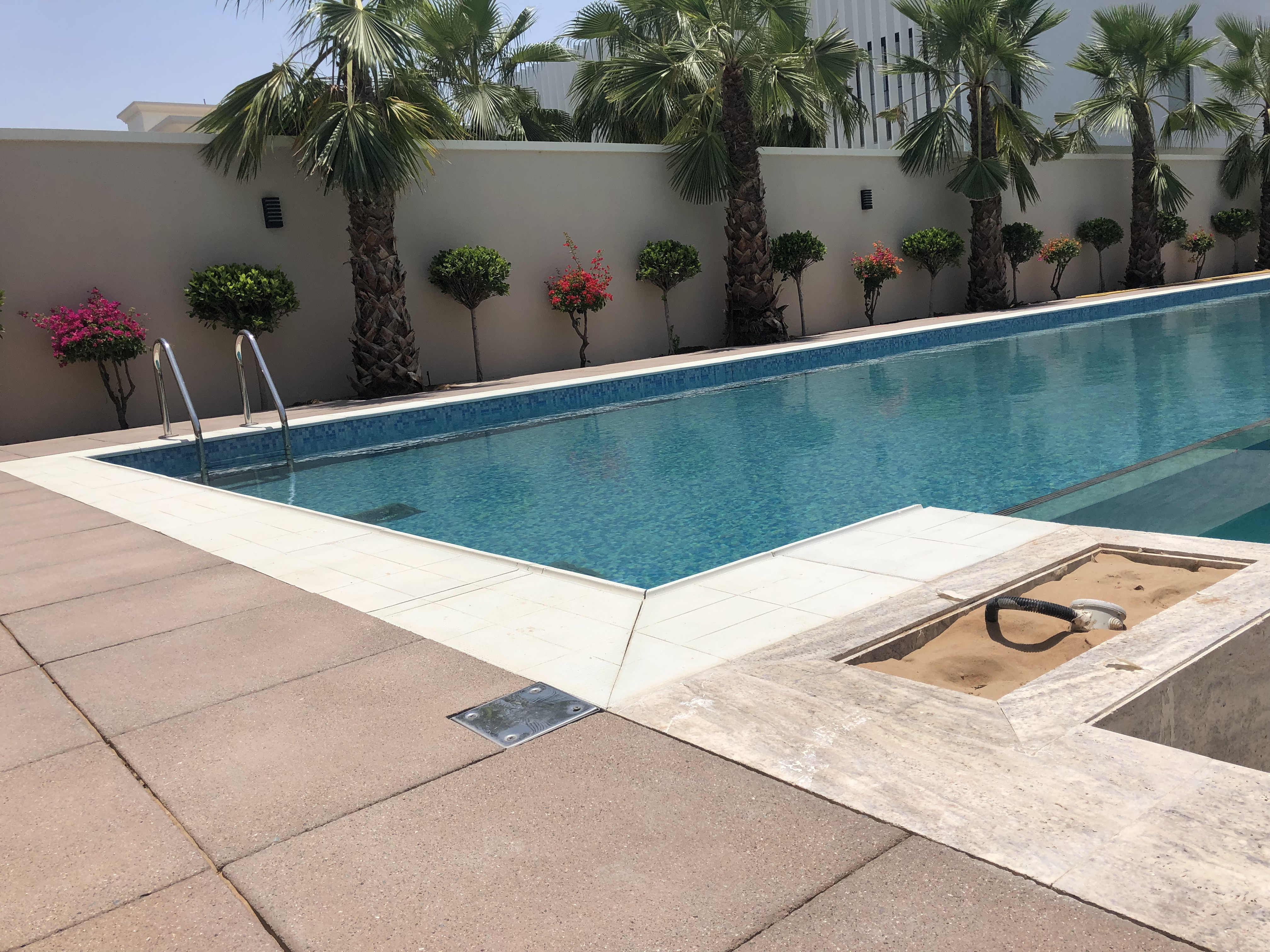Overflow Pool Transparent Wall