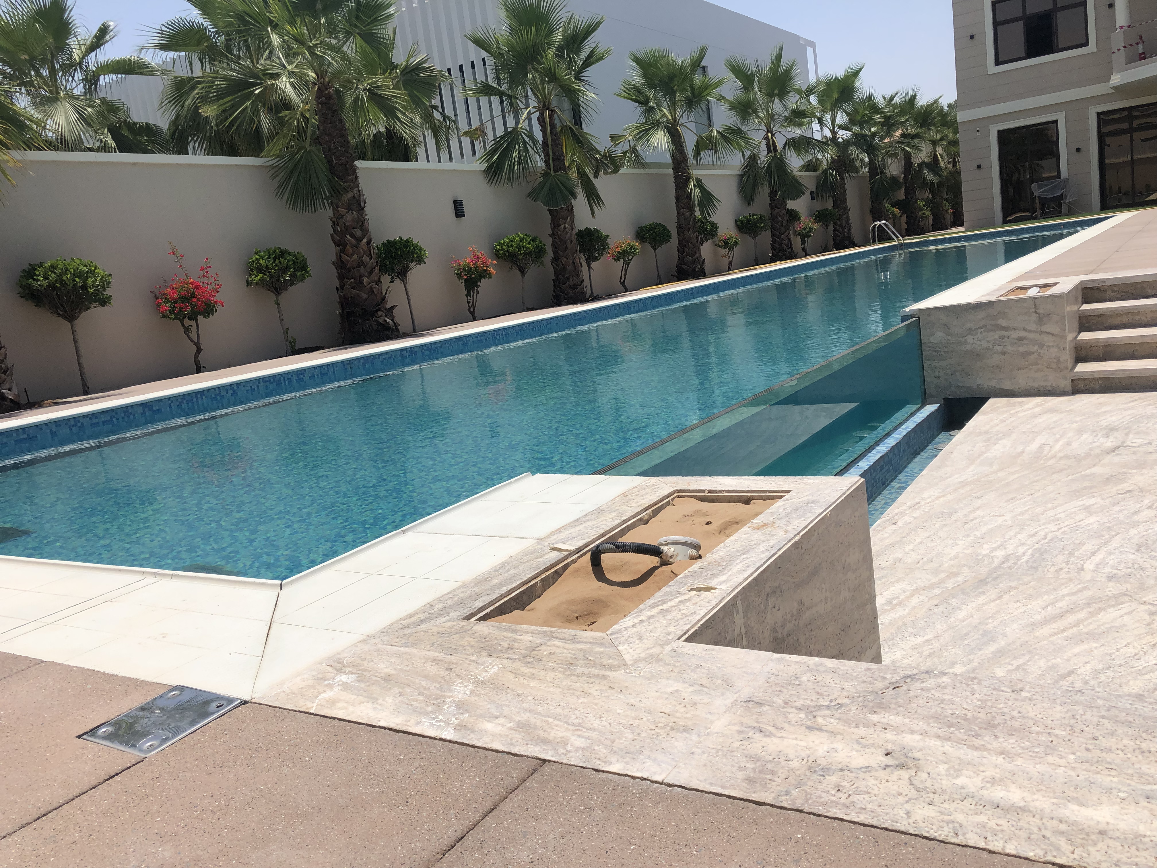 Overflow Pool Transparent Wall